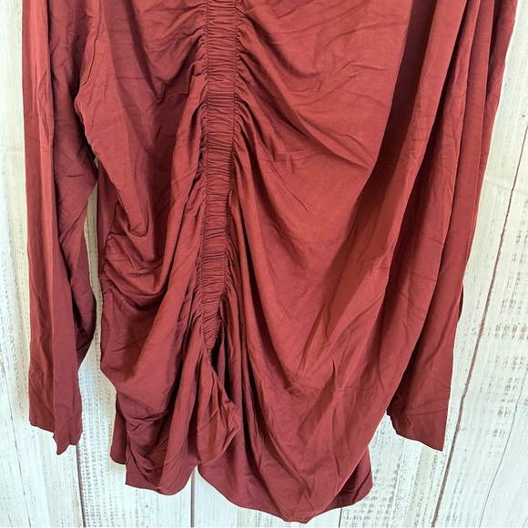 NEW! Women's Slim Fit Asymmetrical Long Sleeve T-Shirt Burgundy 4X - Picture 3 of 3